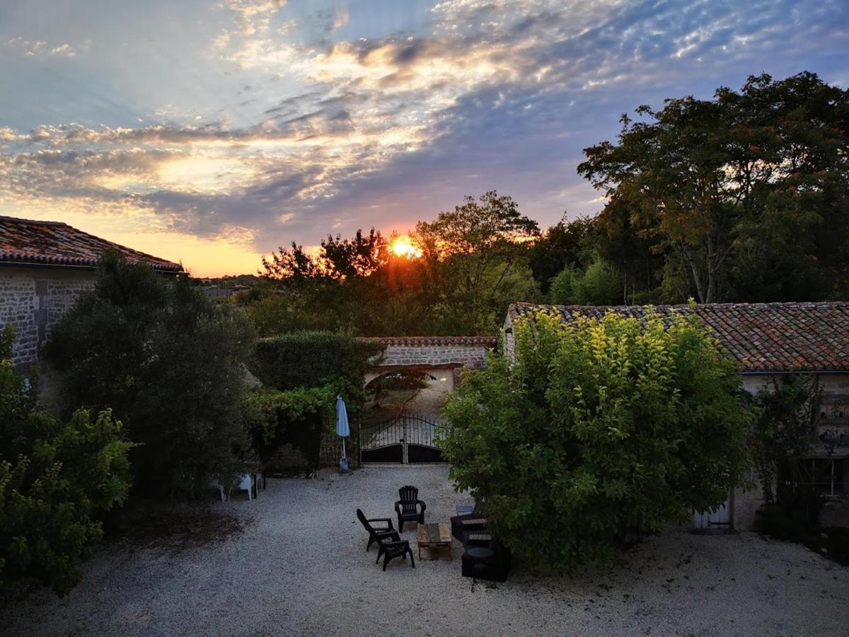 Gite Le Bonheur Hiersac Exterior foto